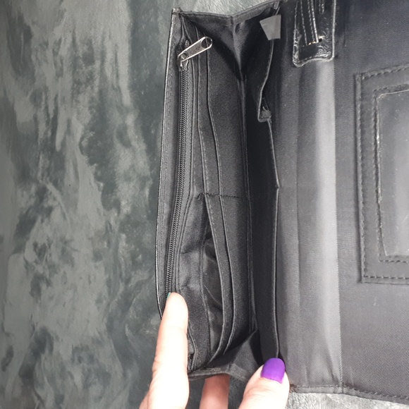 Kenneth Cole Reaction Black Wallet with wristlet - Picture 4 of 6